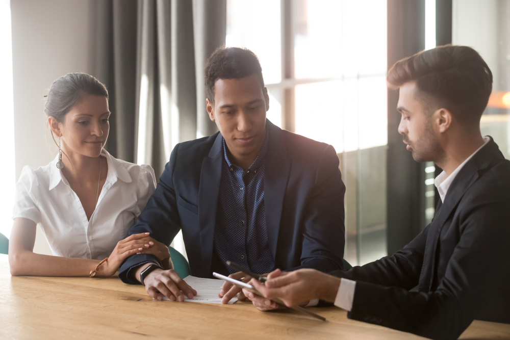 Couple-with-mortgage-agent